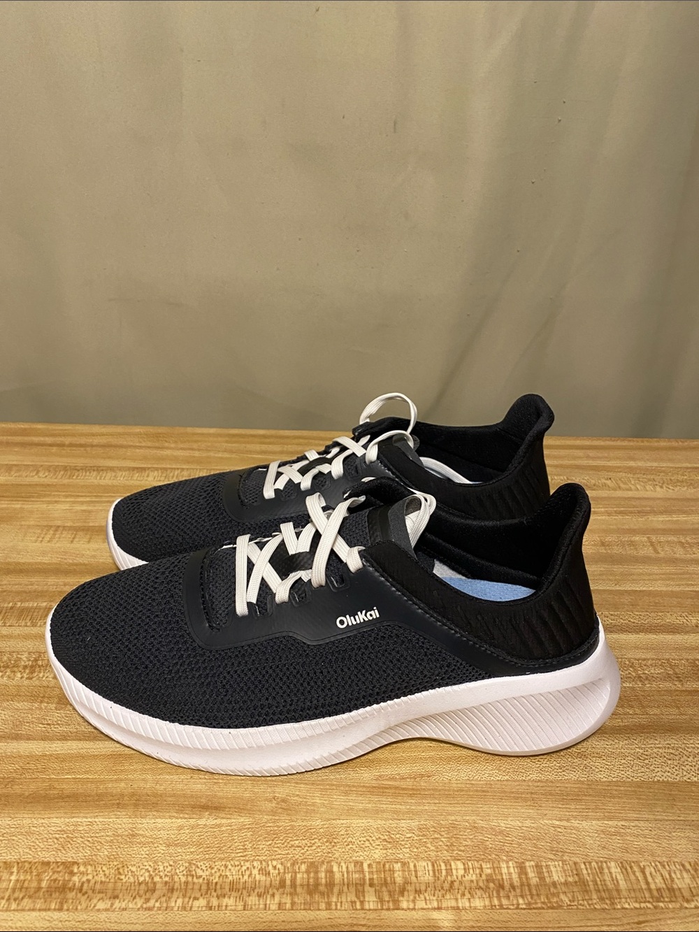 OluKai Women’s Island HopperBlack and White Casual Sneakers size 9